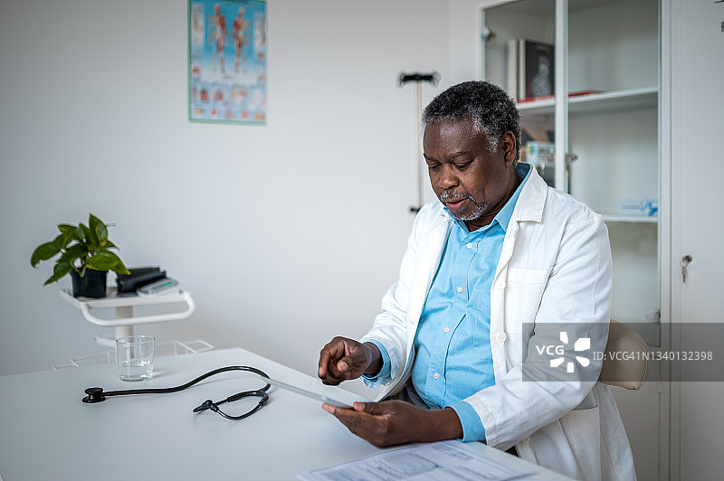 年长医生查看病人结果图片素材