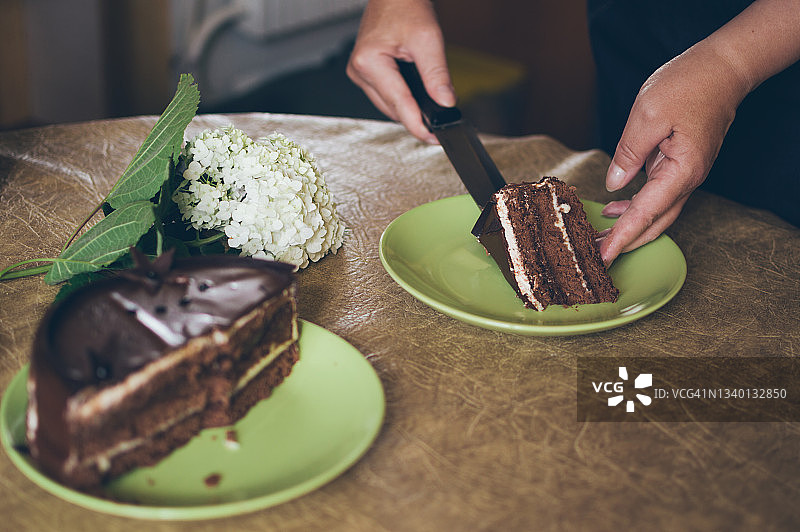 手将巧克力蛋糕放在绿茶盘上图片素材