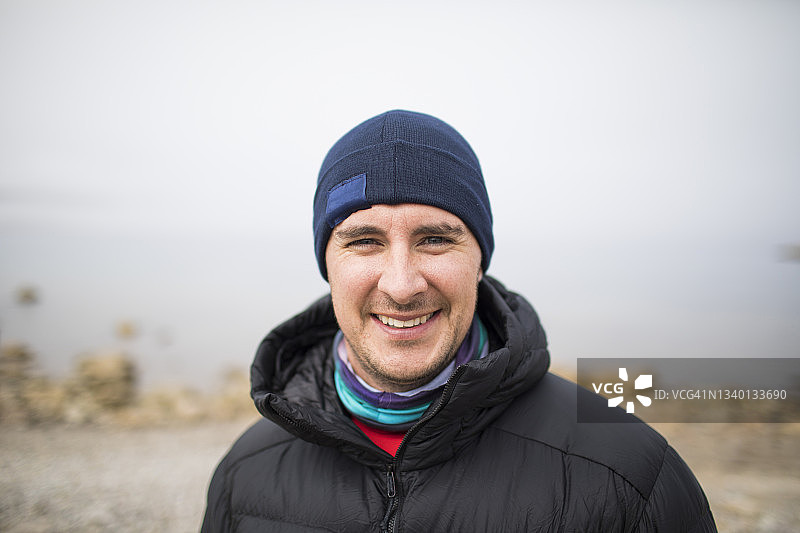 在海边身穿保暖服装的男人肖像图片素材