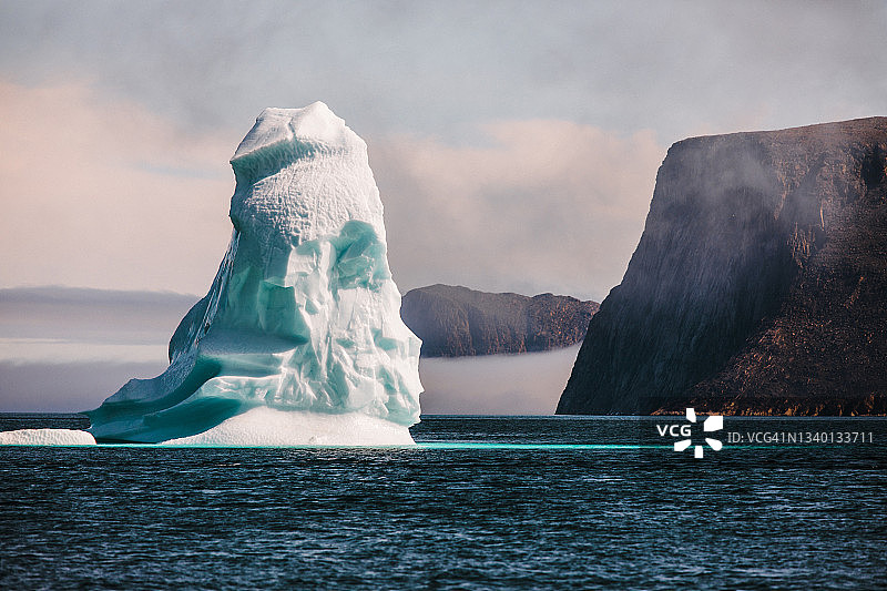 加拿大巴芬岛，漂浮在北冰洋上的冰山图片素材