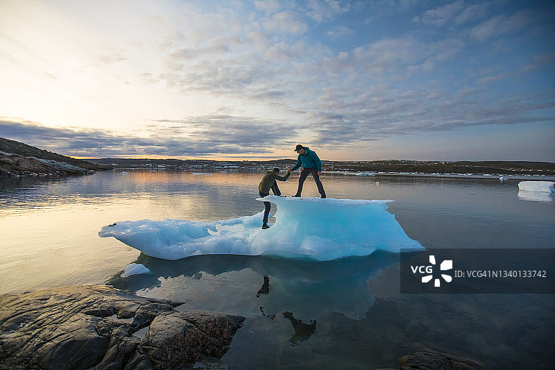 朋友们互相帮助登上冰山图片素材