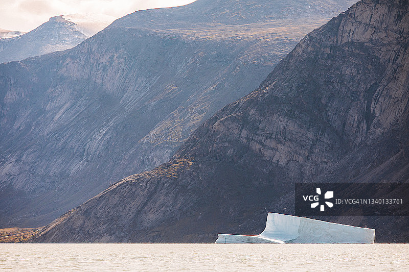 加拿大偏远地区峡湾漂浮的冰山图片素材