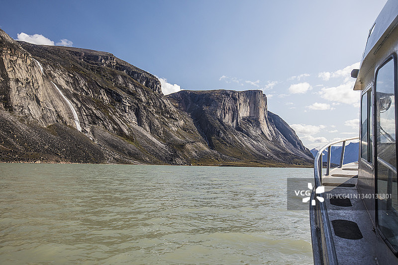 巴芬岛的北冰洋和山峰景色图片素材