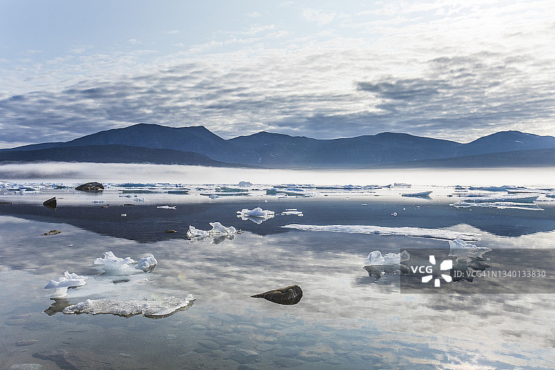 北冰洋上漂浮的冰山，可欣赏山景图片素材