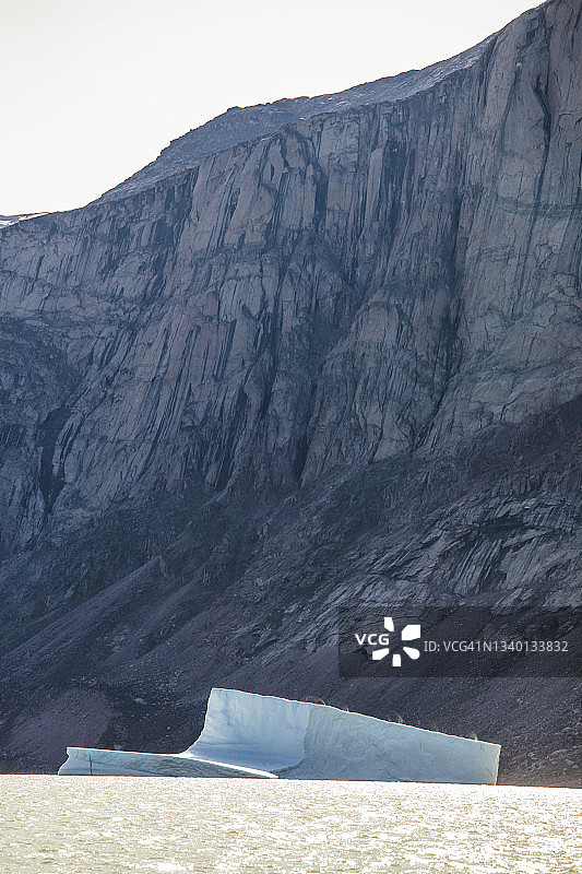 北冰洋上的山崖和小型冰山图片素材