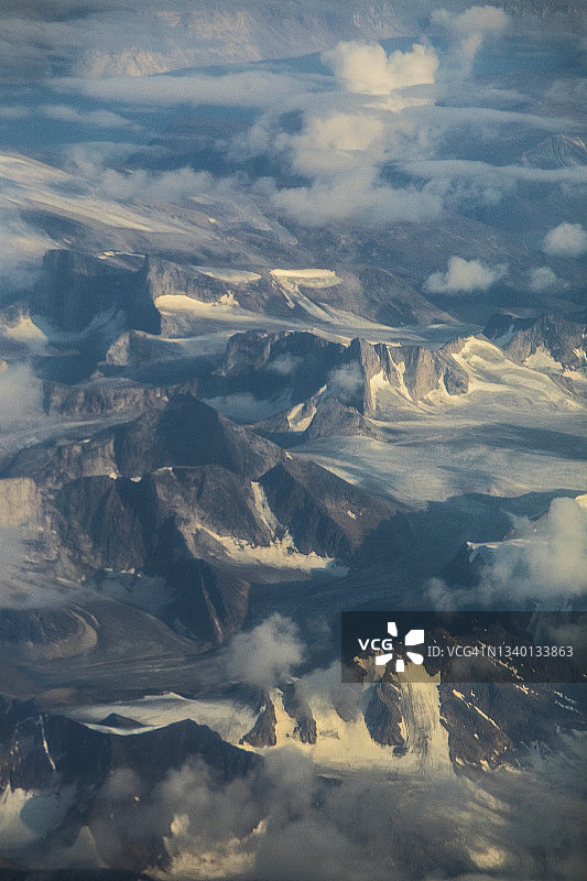 加拿大巴芬岛的冰川和山脉鸟瞰图图片素材