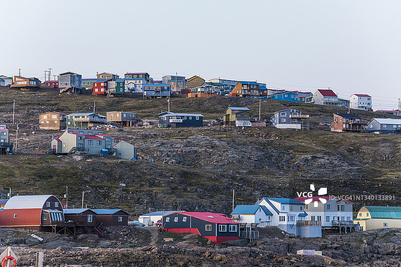 加拿大伊魁特市悬崖上的房屋图片素材