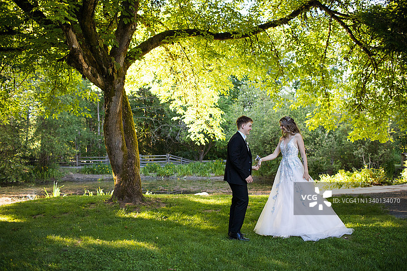 年轻夫妇准备在自然界的大树下跳舞图片素材