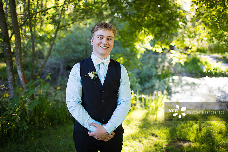 在户外自然环境中交叉双臂的年轻帅气男子图片素材