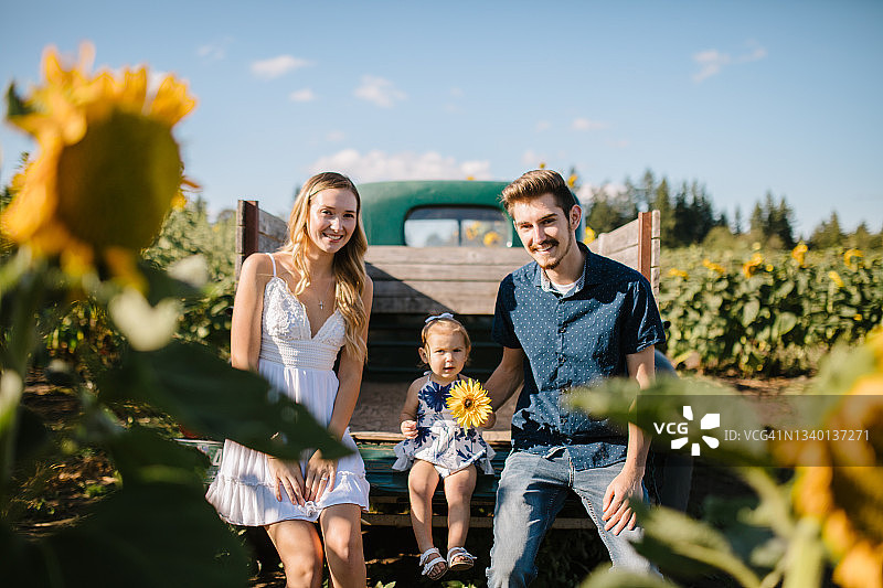 可爱年轻家庭在玉米地里图片素材