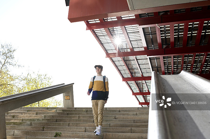 户外学生背背包下楼梯图片素材