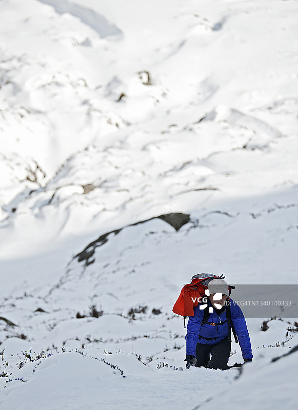 冬季在北威尔士攀登特里凡山的女人图片素材