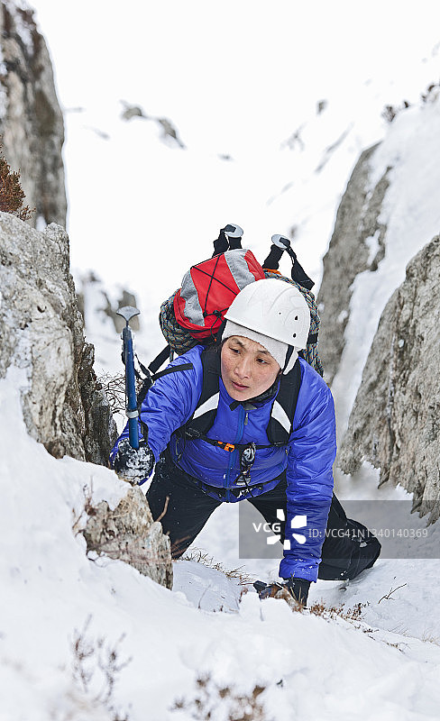 冬季在北威尔士攀登特里凡山的女人图片素材
