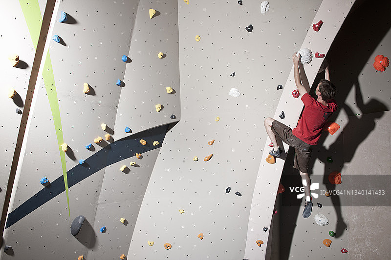 在伦敦室内攀岩墙抱石的攀岩者图片素材