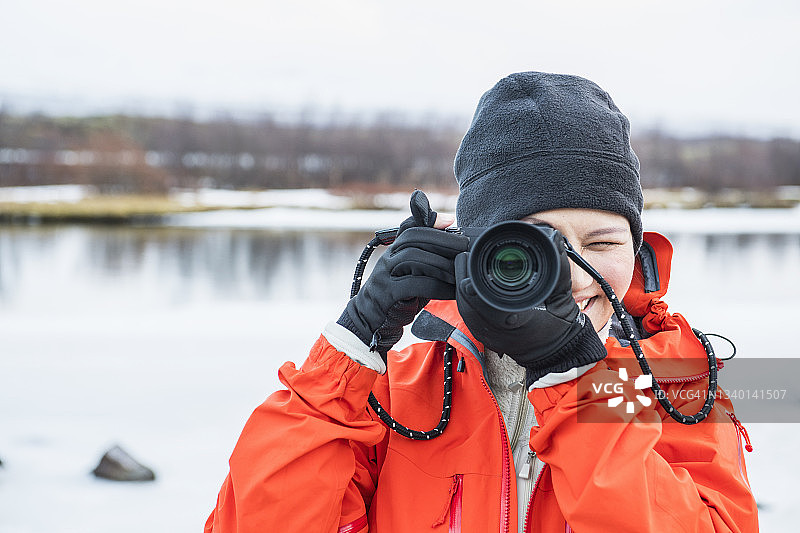 女人用数码相机拍照图片素材