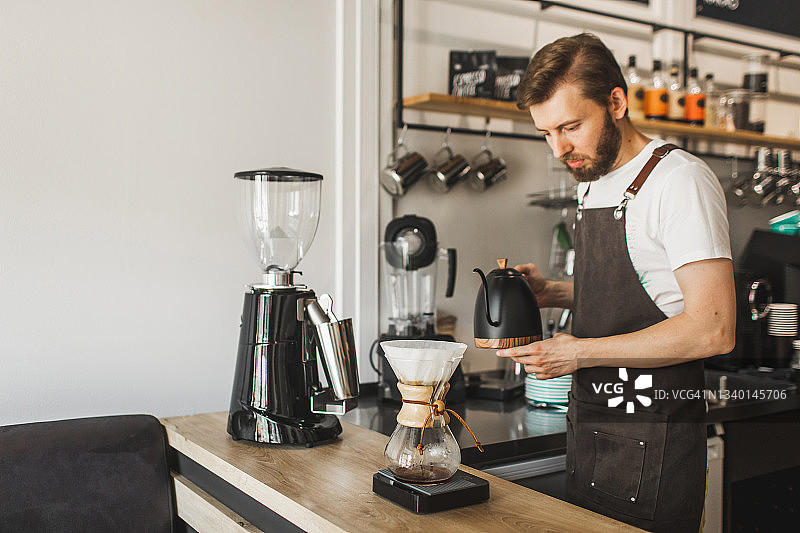 咖啡师使用手冲方式制作滴滤咖啡图片素材