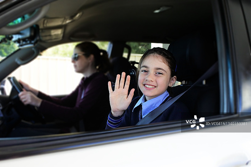 澳大利亚女学生乘车上学图片素材
