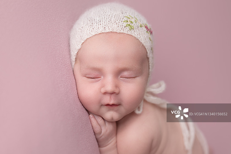 刚出生的女婴图片素材