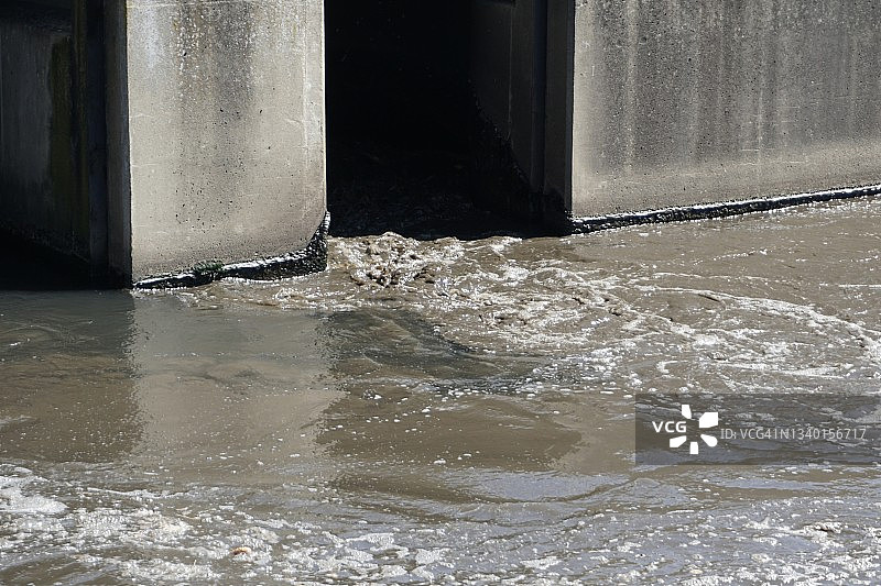 暴雨将合流污水排入蓄水池图片素材