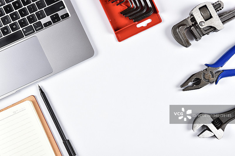 工业设备顶部视图，含管道工具、笔记本电脑等图片素材