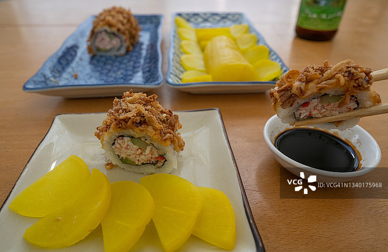 榉木桌上的亚洲美食图片素材