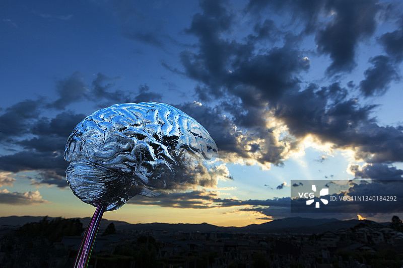 夕阳下的漂浮人造大脑（高科技机器人大脑）图片素材