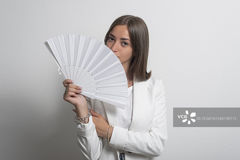 年轻女人拿着折扇图片素材