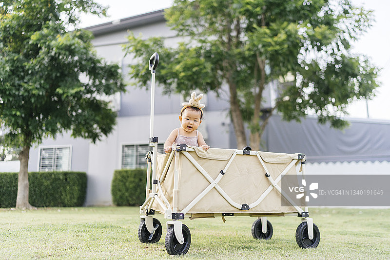 可爱的亚洲女婴坐在露营车里，在家中休闲图片素材