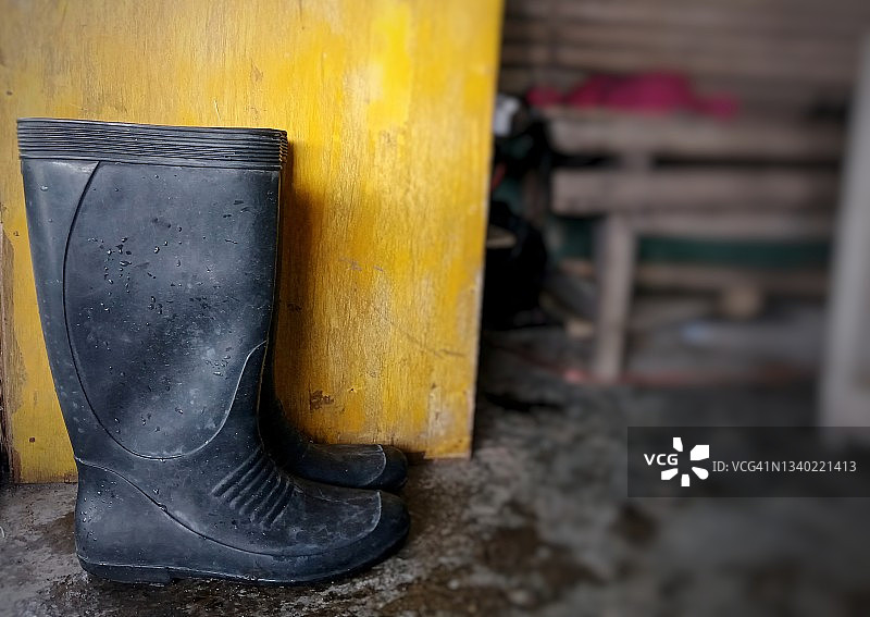 黄色背景上的靴子图片素材