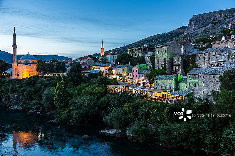 莫斯塔尔古城黄昏，内雷特瓦河畔图片素材