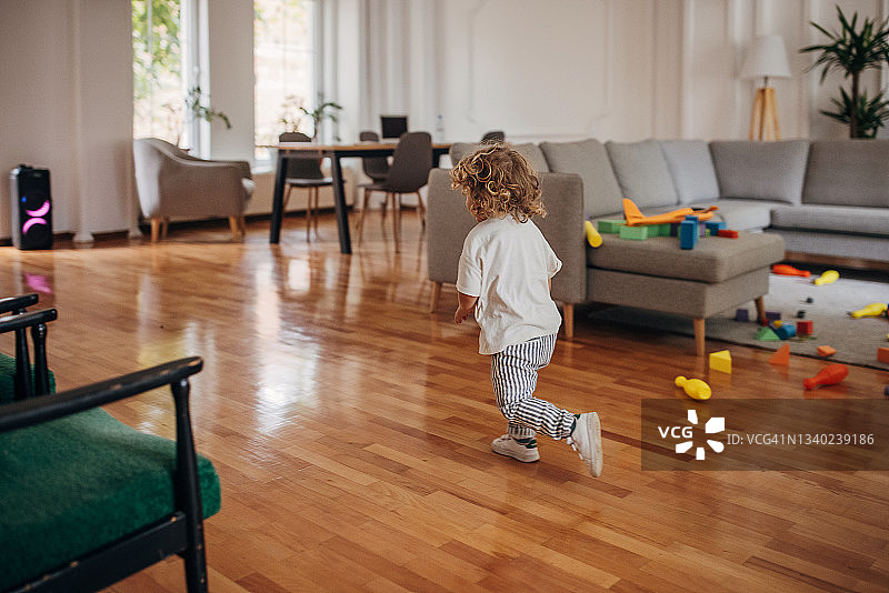 在客厅里玩耍的小男孩图片素材