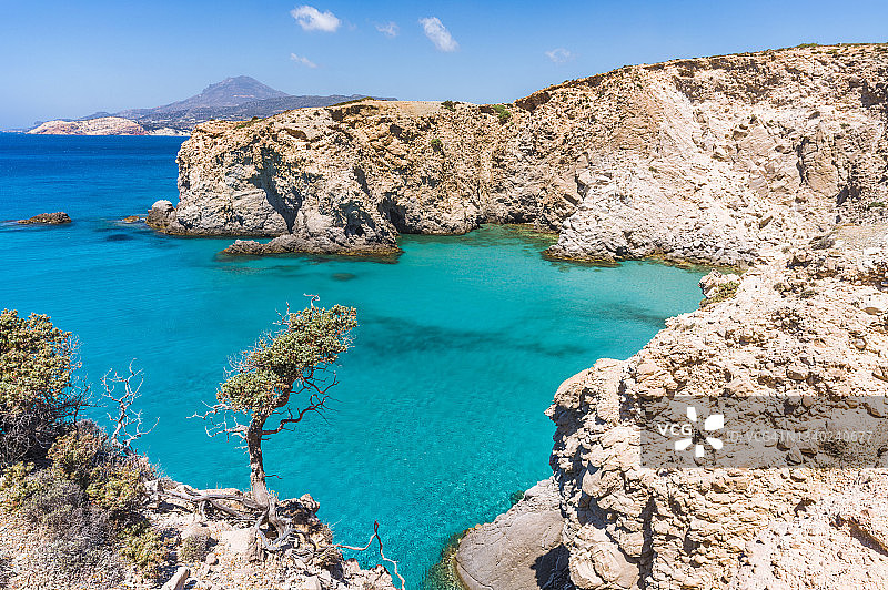 希腊米洛斯岛锡格拉多海滩附近的迷人海湾图片素材