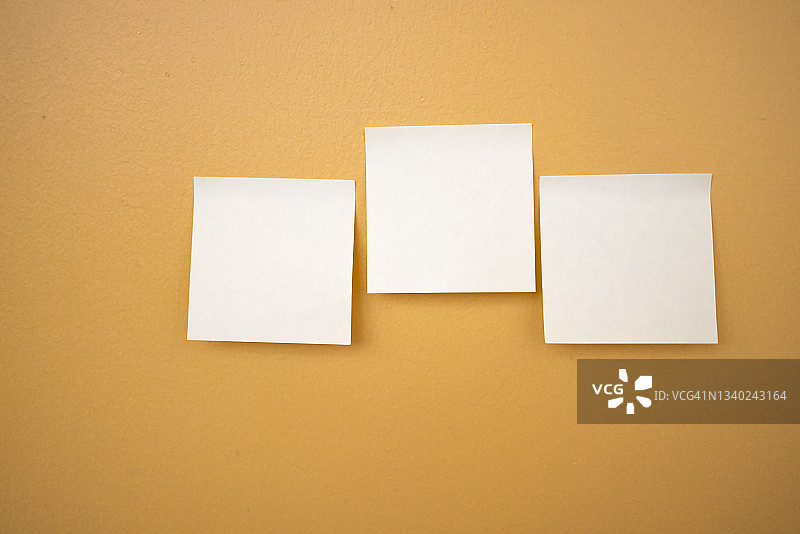 黄色墙上的便签图片素材