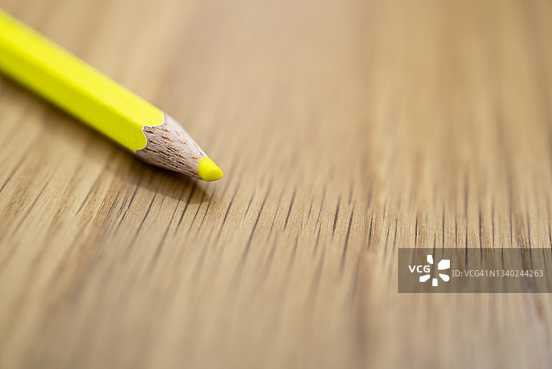 木质背景上的黄色铅笔特写图片素材