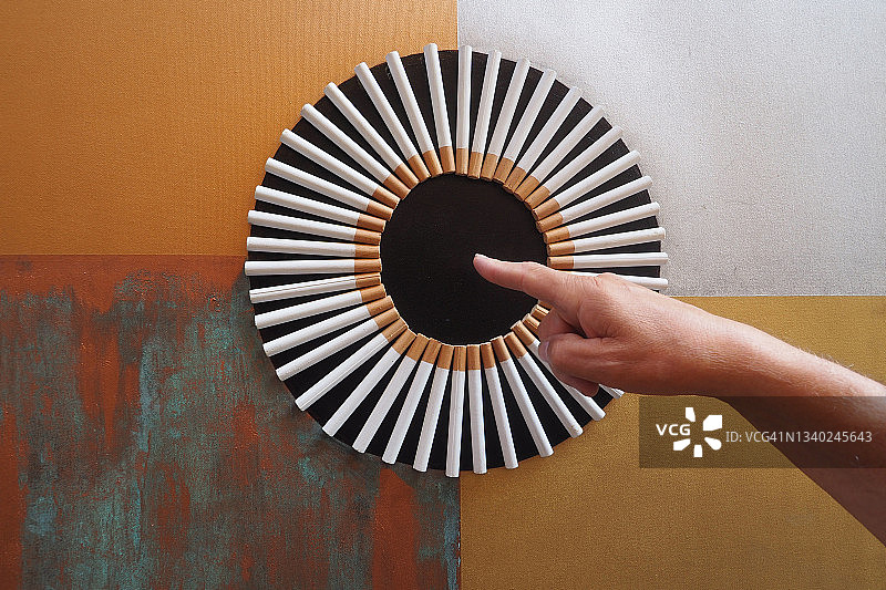 人手指着黑色目标图片素材