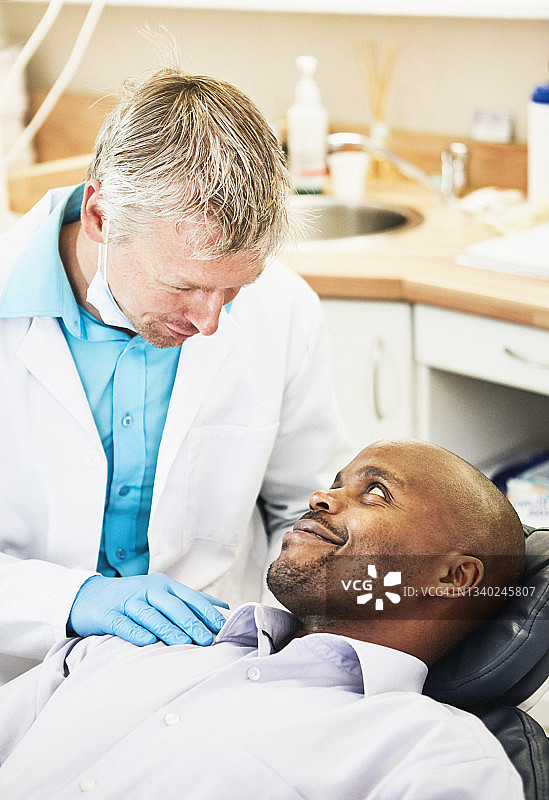 牙医在诊所为患者进行检查图片素材