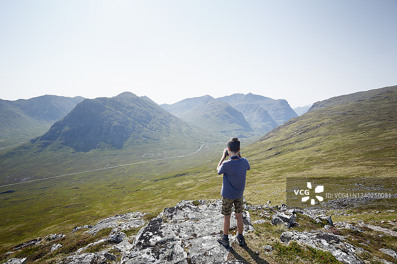男孩拍照图片素材