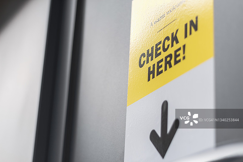 在酒店办理入住手续图片素材