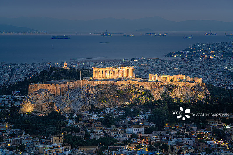 从利卡维多斯山俯瞰雅典卫城和希腊雅典夜景图片素材