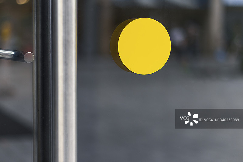 窗户上的黄色圆点图片素材