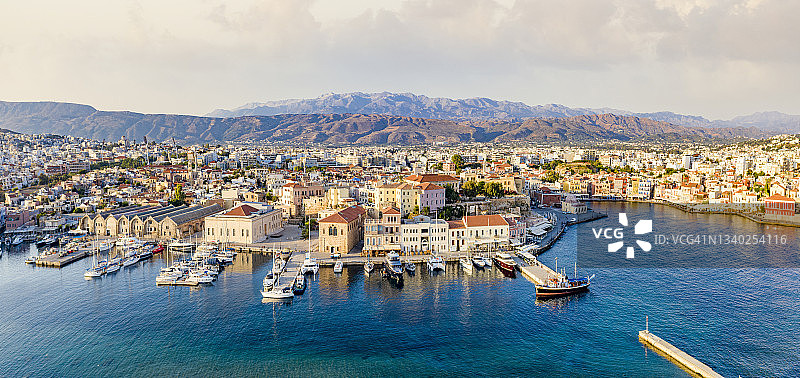 希腊克里特岛哈尼亚黎明港口航拍图片素材