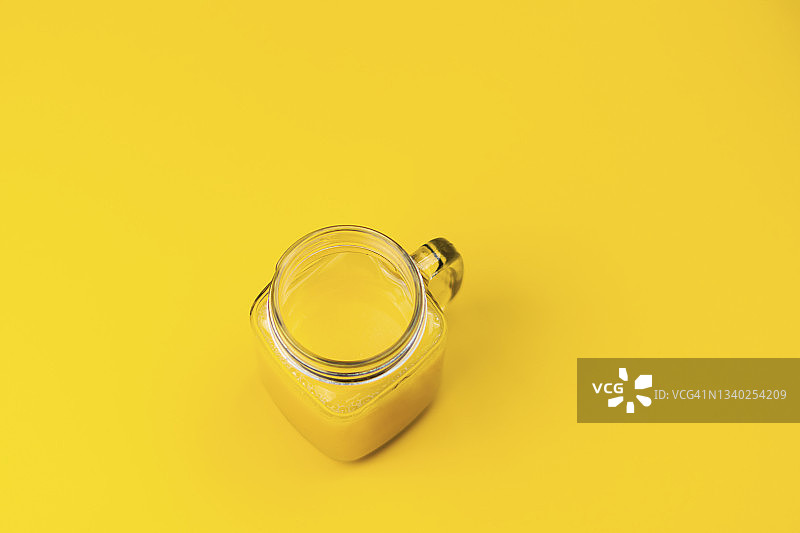 黄色背景上的橙汁图片素材