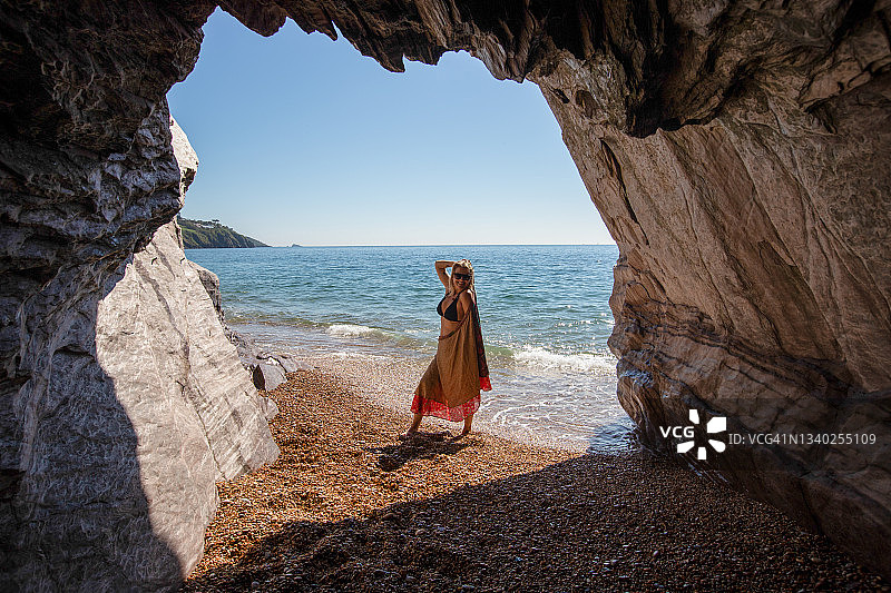 海滩上穿比基尼的中年妇女图片素材