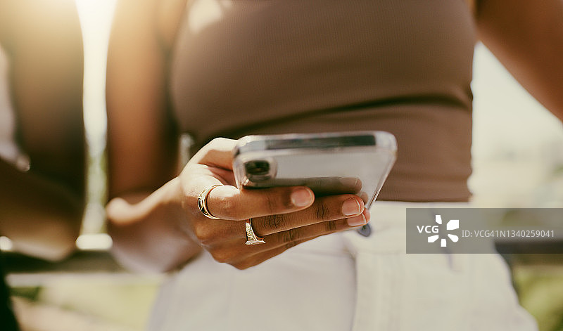 在城市里使用手机的匿名人士照片图片素材