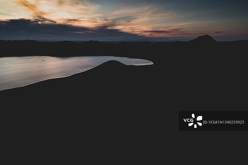 冰岛高地火山口湖的暮光景色图片素材