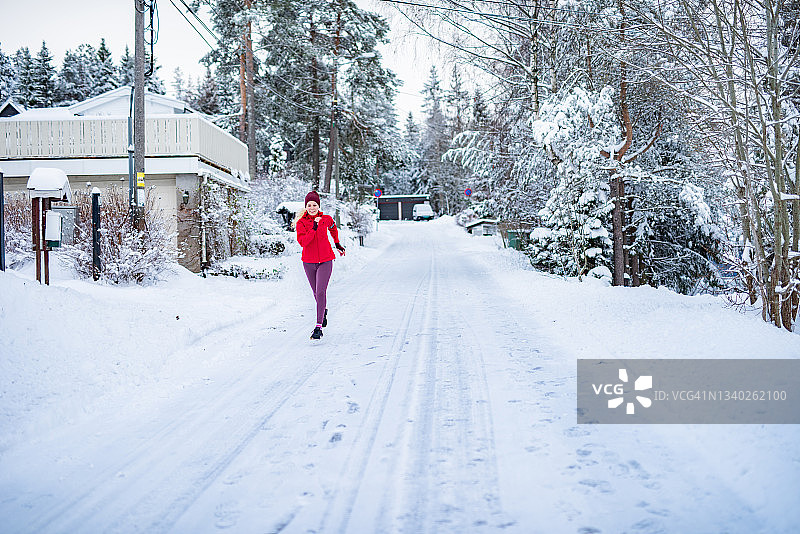 冬日里奔跑的快乐女人图片素材