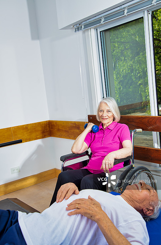 理疗康复：老年夫妇的理疗肖像图片素材