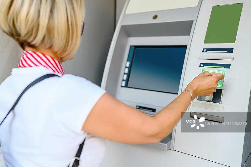 女人在自动取款机上取款图片素材