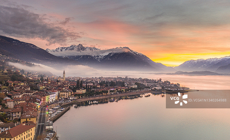 意大利多马索老镇和科莫湖日出图片素材