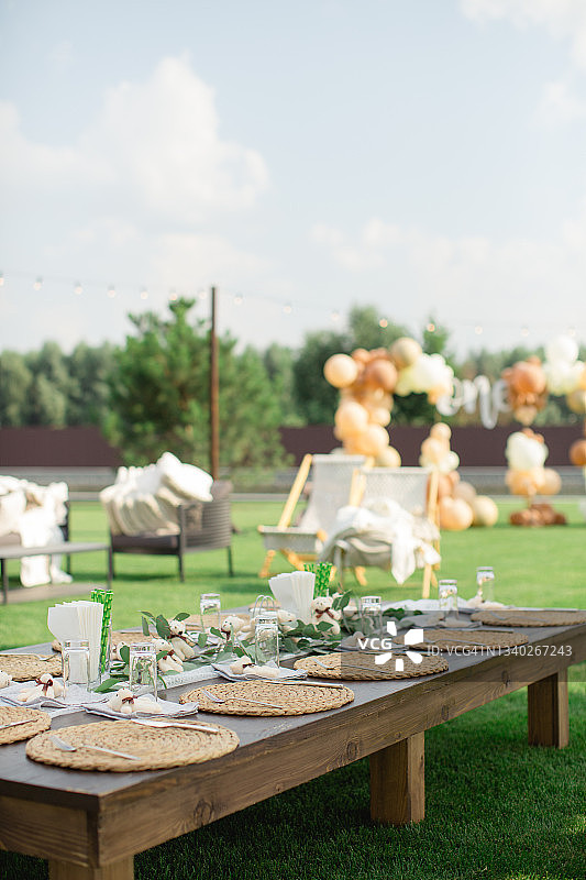 绿色草坪上装饰一新的节日餐桌图片素材